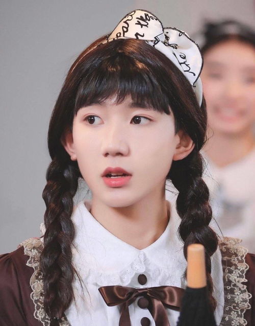 王俊凯玩幼稚游戏坐姿大爷化，网友直呼接地气